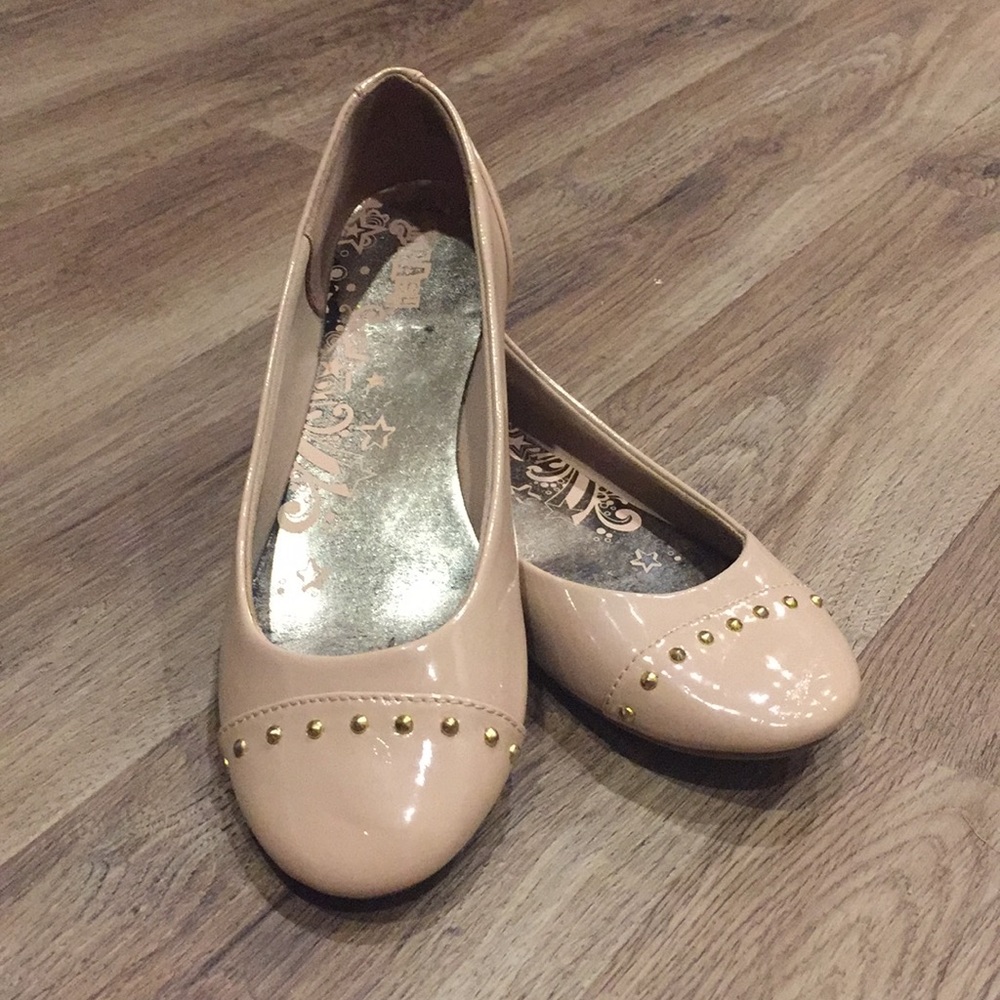 Nude flats with studs